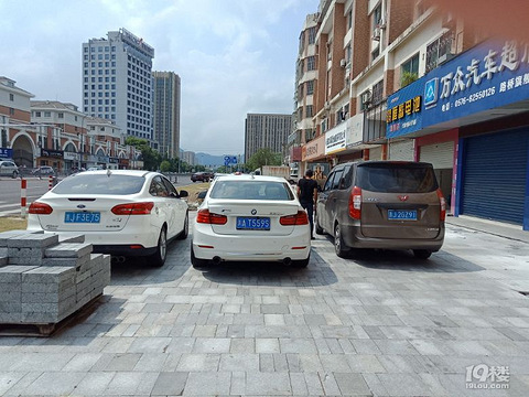 顺丰快递员工恶意占用公共通道停车,其素质可