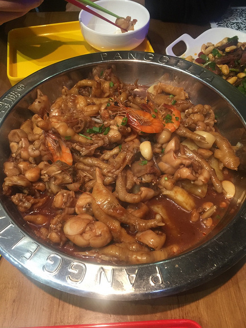 本来想吃海底捞,排号排到200号,那就换吃牛蛙