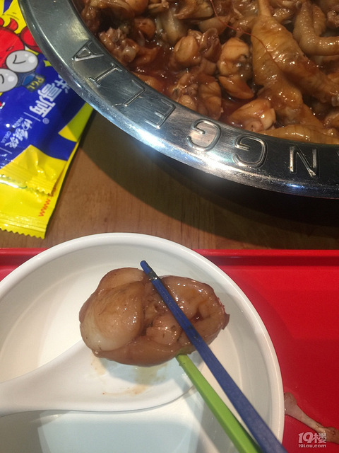 本来想吃海底捞,排号排到200号,那就换吃牛蛙