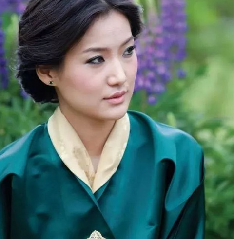 不丹90后王后结婚10年童话爱情,生俩娃伺候5个太后.