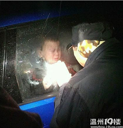 一岁宝宝被反锁车内缺氧呕吐,家长却舍不得砸