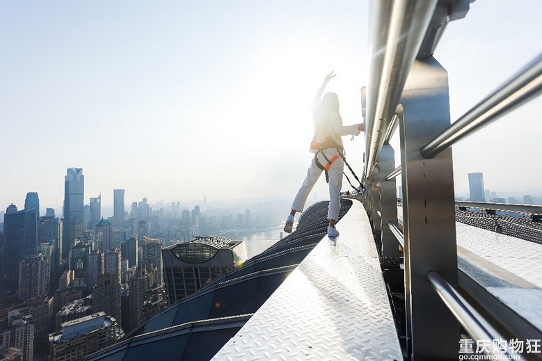 重庆来福士探索舱·观景台推出高空体验项目"云中漫步"本周日开启