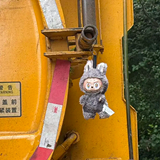 吸粪车上挂着Labubu