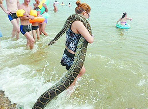 海边浴场神秘女子携巨蟒戏水