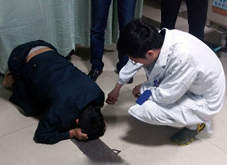 就因为抄作业!爸爸把女儿吊着打致抢救