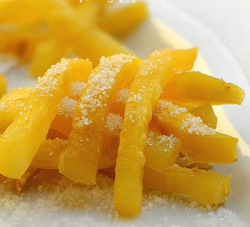 微波好的薯条,洒少许白糖就可以食用了,也可不放糖,红薯本身就有甜味