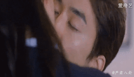 的~~ 吴亦凡的吻戏是偶像剧标准吻法,拉小手进化到搂腰,最后深情拥吻