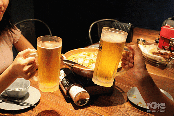 饭桌图片吃饭实拍啤酒图片