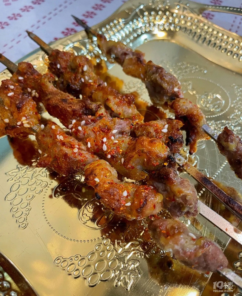 打卡钟梁家新疆餐厅，下次一定来试试酸奶和羊肉串