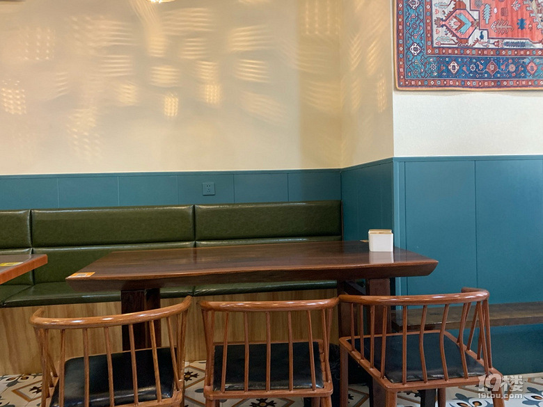 打卡钟梁家新疆餐厅，下次一定来试试酸奶和羊肉串