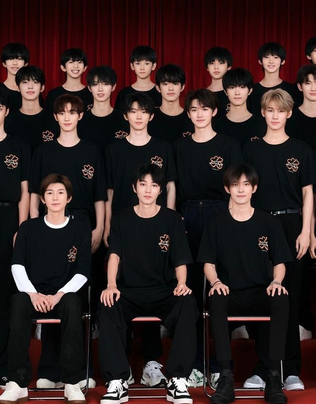 时代峰峻晒全家福王俊凯稳坐c位