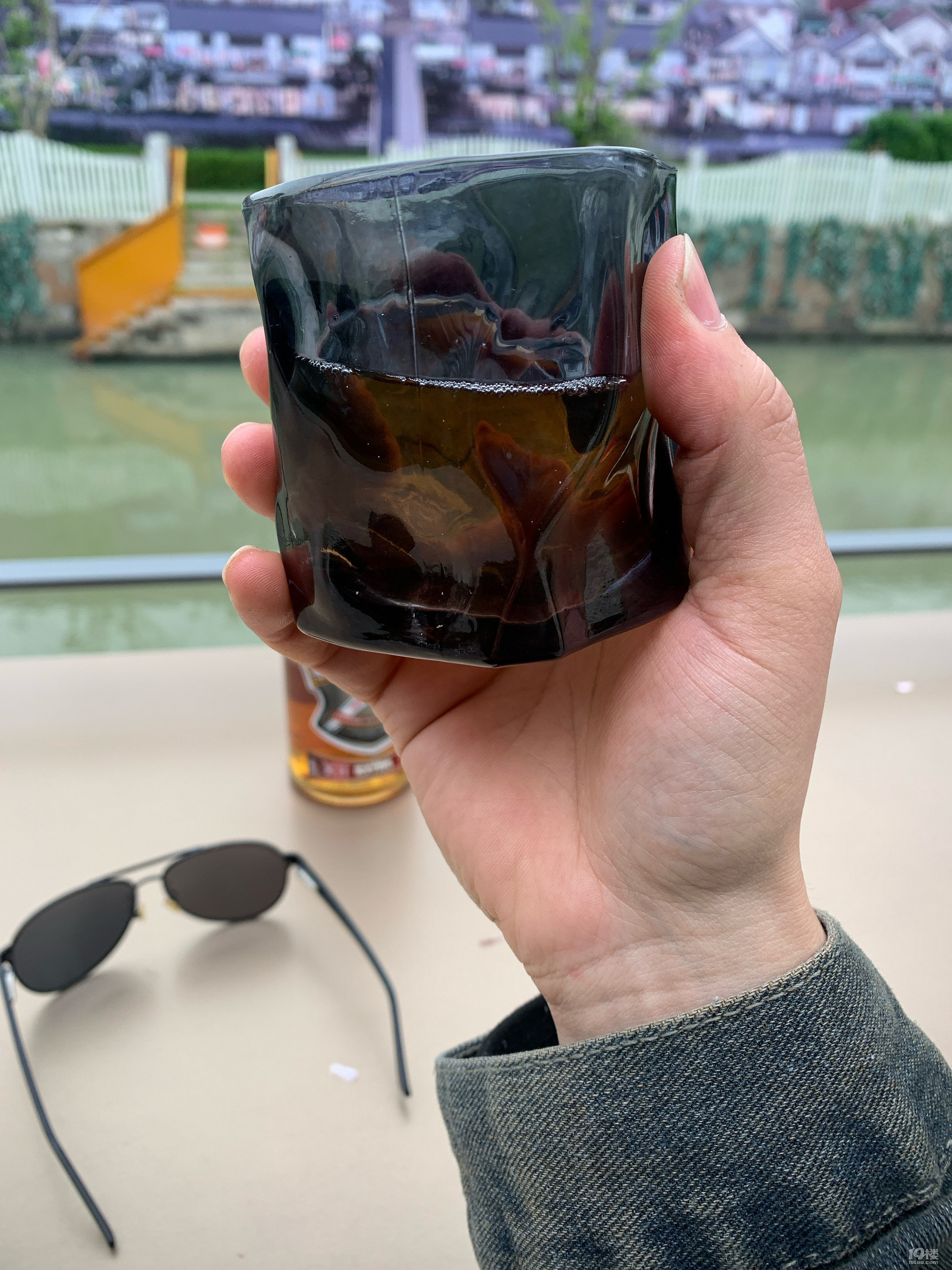 眼看大妈一桶垃圾倒进京杭大运河…>加州长岛有别墅业主直接垃圾扔
