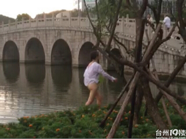 台风过后的天气实在太热！美女在市民广场半裸游泳，小伙伴惊呆了