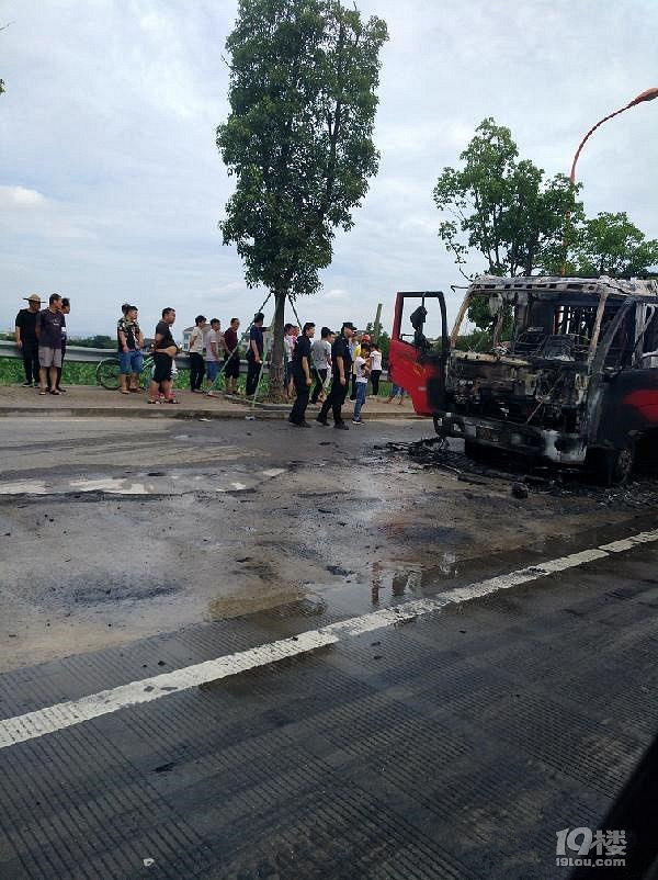 温岭大石一级公路横峰段一货车自燃