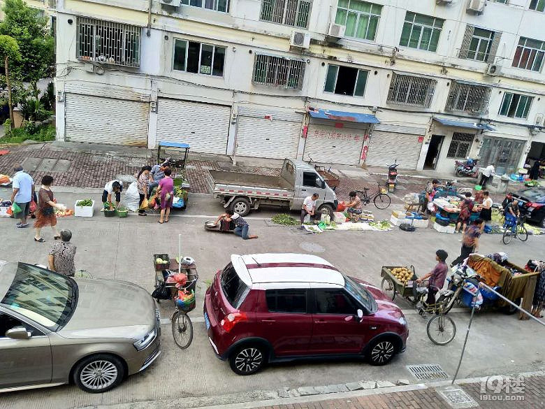 台州市路桥区路北街道新安小区171栋西侧随地摆摊