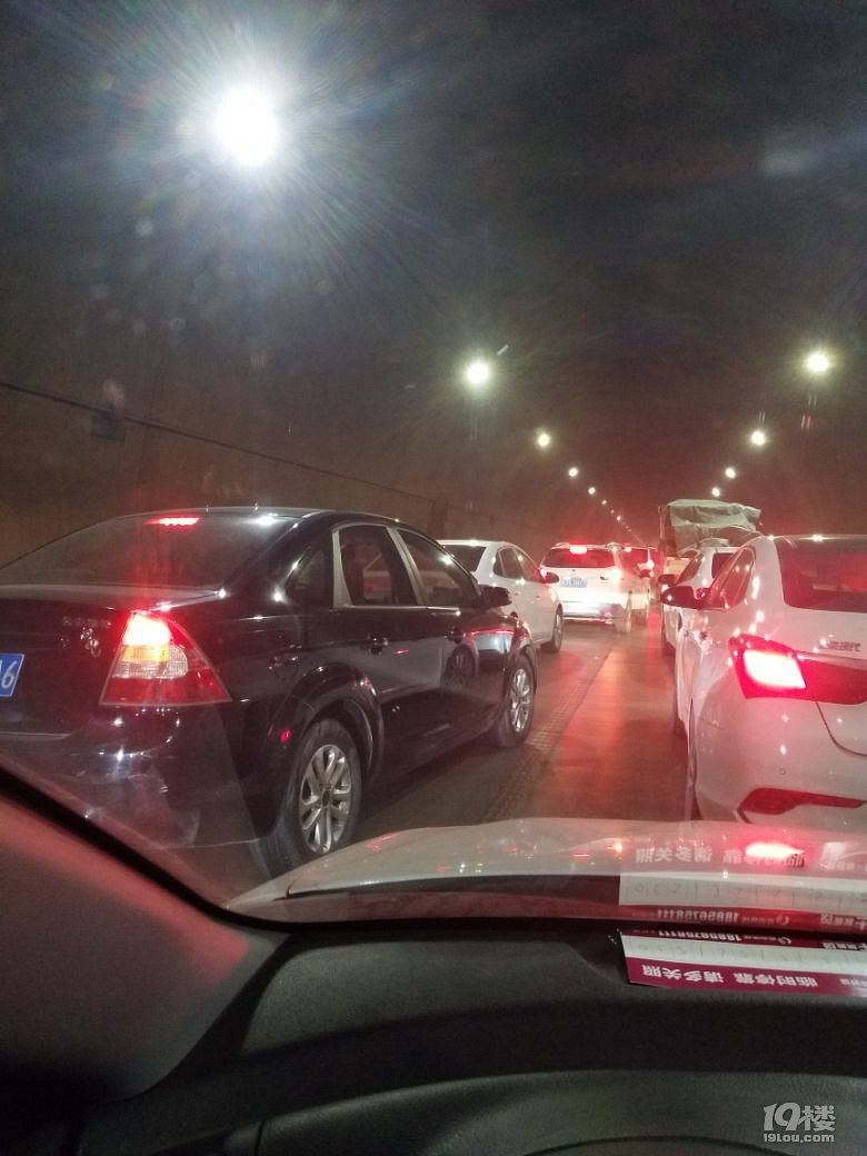 临海大岭山隧道双向车道严重堵车对方车道还使劲的把车堵上了