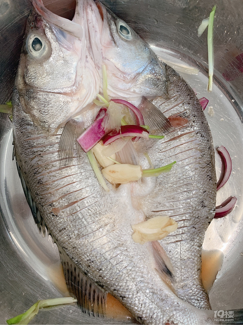 【吃货在台州38】香煎海鲈鱼做法1、海鲈