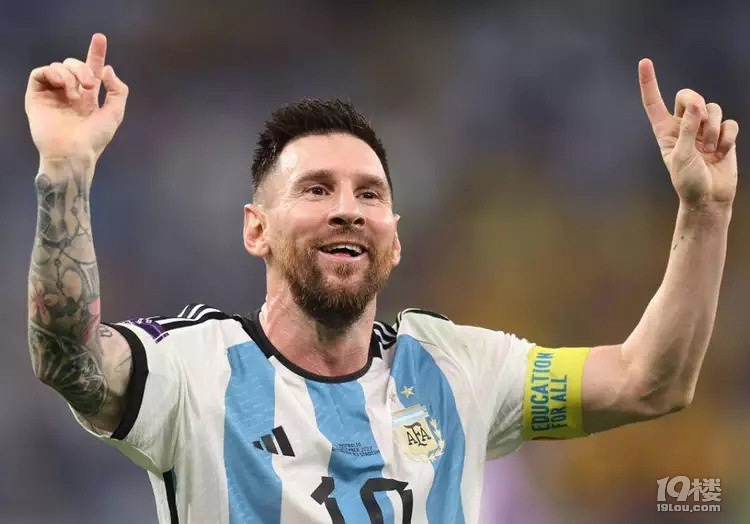 你好中国球王梅西一身休闲装第一个走下私人飞机落地北京