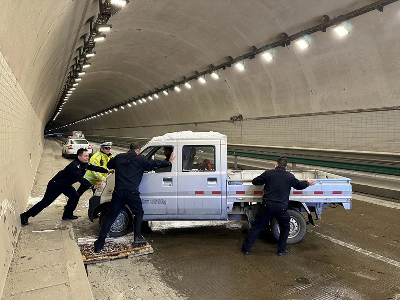 救助被困车辆300余辆!路桥公安全体出动除雪保出行